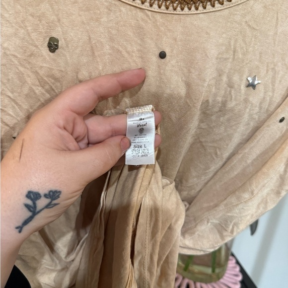 Vocal Tan Embellished Tee Short Sleeve size large - Picture 6 of 8